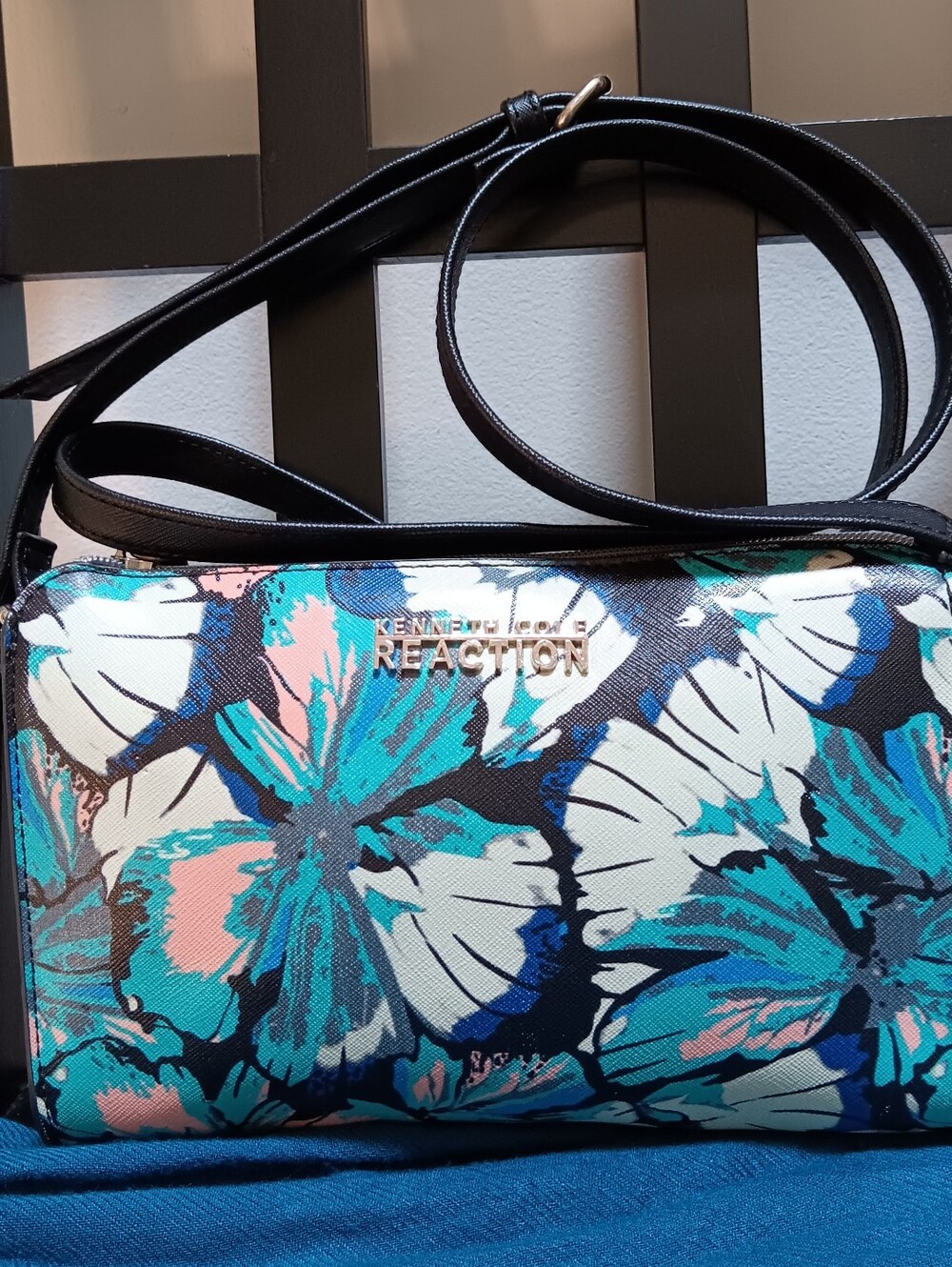 Kenneth Cole Reaction Beautiful Floral Shoulder/Crossbody Purse *Excellent Cond.